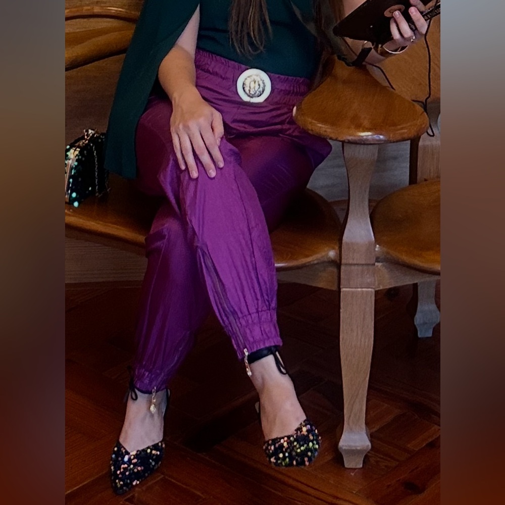 Vintage Splash “Calça Zoe” Purple High-Waisted Pants with Gold Lion Medallion